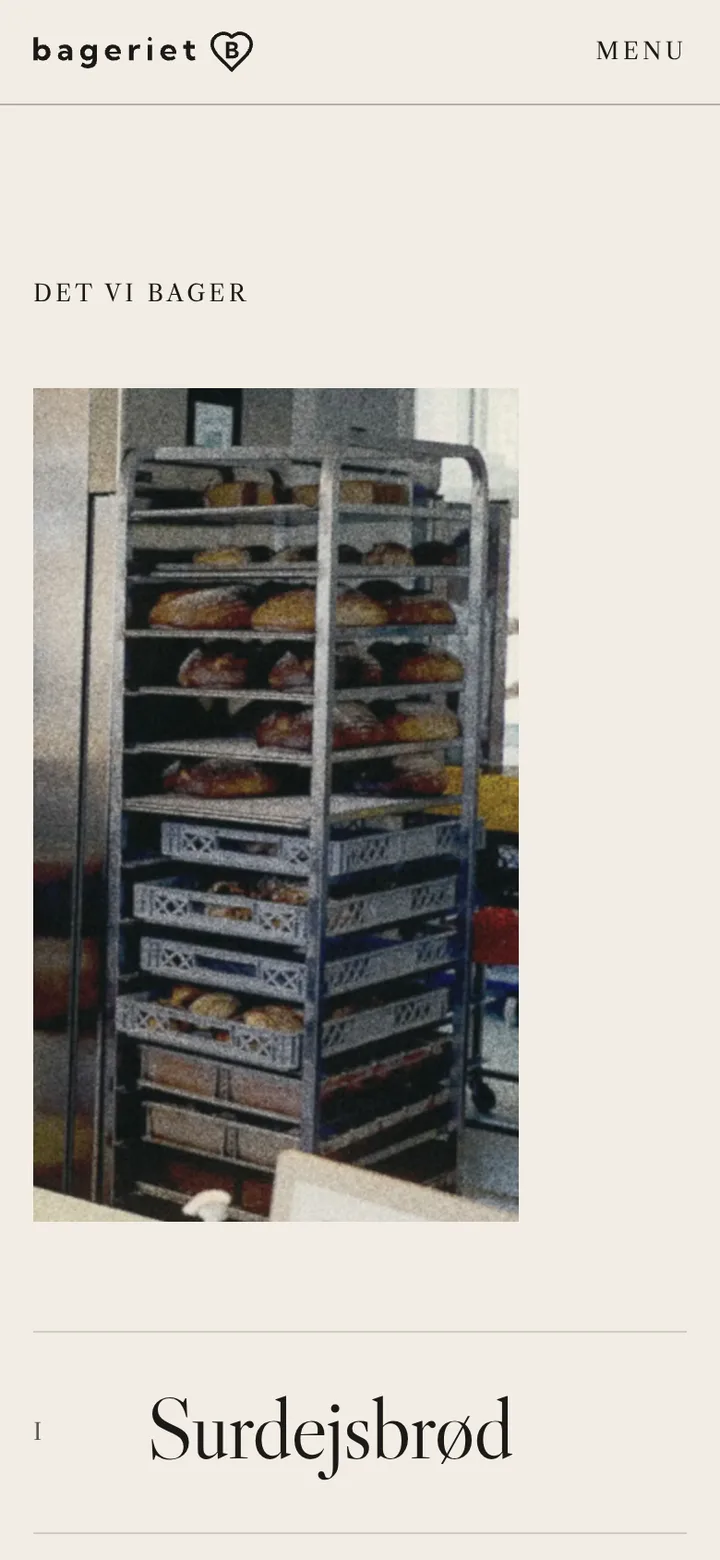 Det vi bager: sourdough bread, sourdough buns, croissants and coffee listed on cream, with the bread rack below.
