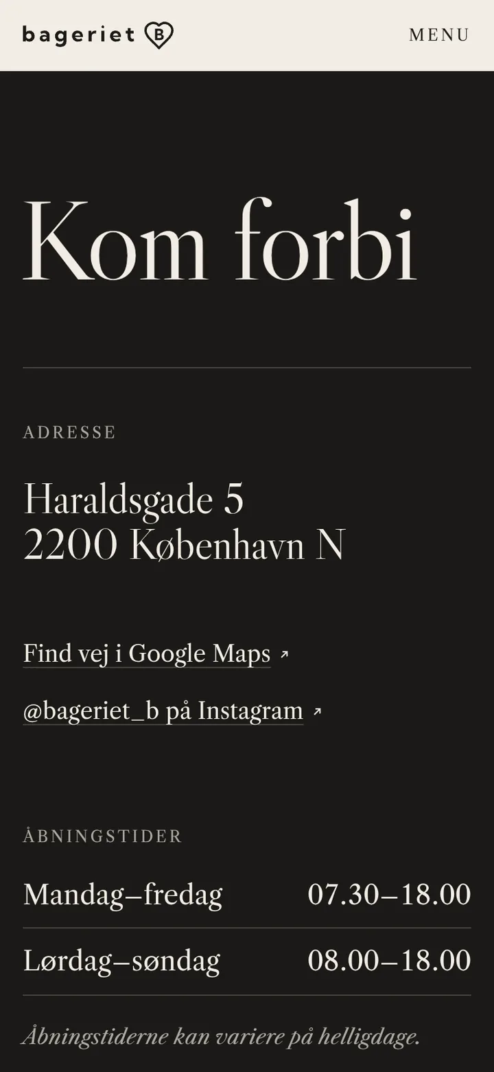 Kom forbi on green-black: the address, a Google Maps button and the hours on a yellow card with a slanted top.
